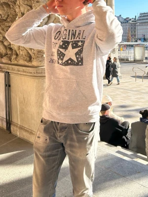 Grå SCNDI hoodie, orginal fit - Snygg grå hoodie från SCNDI 