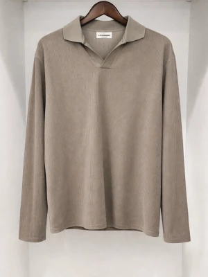 Olivgrön långärmad piké från Lindbergh - Stilren olivgrön långärmad piké från Lindbergh. Aldrig använd