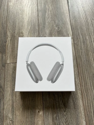 AirPods Max  - Säljer ett par fina AirPods Max i perfekt skick. Lightning kabel medkommer och Box. Hör av er vid funderingar 