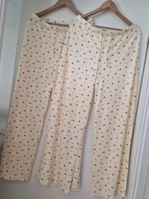 2 pyjamasbyxor från Lager 157 i stl M och L - Nya pyjamasbyxor i storlek M och L. Säljs tillsammans. 
