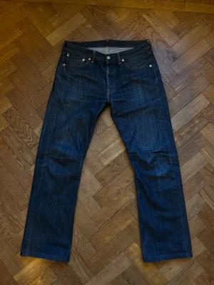 Levi’s 501 XX - Säljer ett par klassiska mörkblå jeans från Levi's med rak passform och fem fickor. Det är Levi’s XX så lite exklusiva. Och får najs fades. Hör av er om ni har någon fråga!!