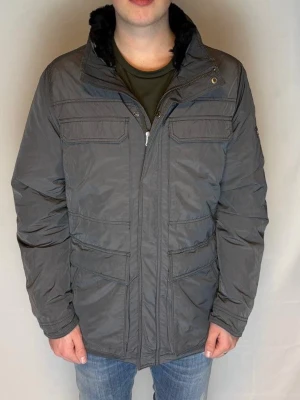 Woolrich jacka med pälskrage - Woolrich jacka med pälskrage storlek L skick 8/10  plagg nmr 44