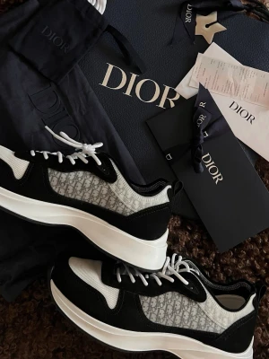 Dior sneakers - Pojkvännen vill sälja sina knappt använda Dior Sneakers han köpte i Dubai Mall några månader sedan. Nästintill nyskick. Kvitto, dustbag, extra snören och kassen medföljer. Köptes för 3900AED~ var drygt 11 000kr