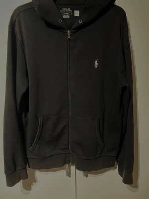 Polo Ralph Lauren  - Säljer en snygg Polo Ralph Lauren Zip tröja som är i gott skick 8.5/10✅Köpt på Care of Carl för 1800 mitt pris 799✅Kom dm för fler bilder📸Hör av er vid frågor och funderingar😊🤝