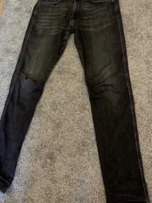 Svarta Replay Jeans - Säljer ett par replay anbass i W31 och L32 med en sinnessjuk wash. Det finns även två proffsiga lagningar som syns på de två sista bilderna. Mitt pris är 349kr men priset är diskuterbart, skriv vid frågor eller funderingar❗️