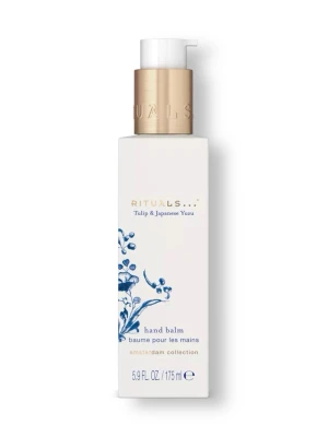 Ny! Rituals hand balm Tulip & Yuzu - Ny! Handbalsam från Rituals Amsterdam Collection med doft av tulpan och japansk yuzu. Kommer i en stilren vit pumpflaska med blått blommönster och gulddetaljer. Innehåller 175 ml och passar perfekt för att återfukta händerna.