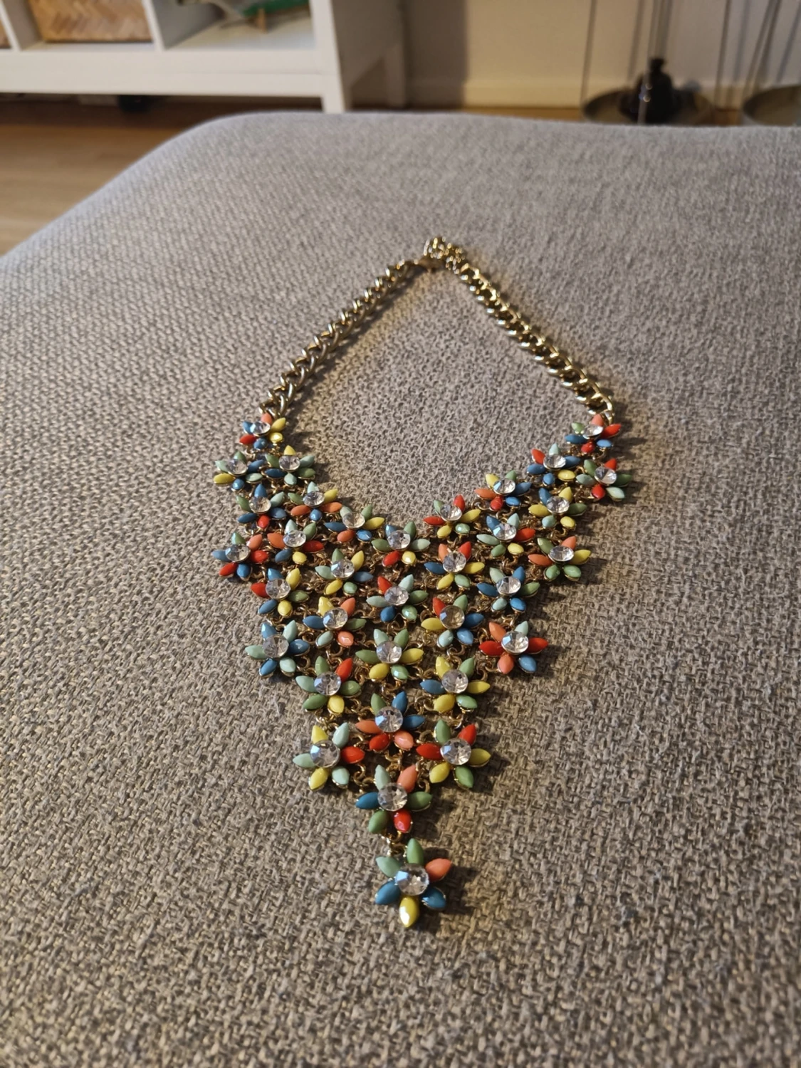 Färgglatt statementhalsband med pärlor