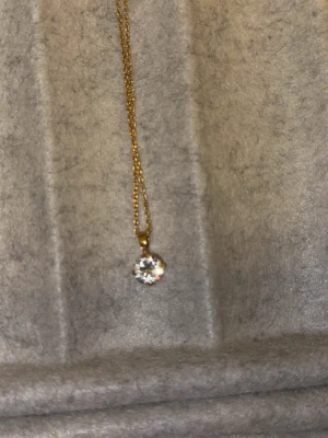 Caroline Svedbom Halsband  - Säljer detta supersnygga & lyxiga halsbandet från Caroline Svedbom. Ger en fin och lyxig känsla när man använder de! Guldfärgat med silvrig sten. Nypris: 600kr Mitt pris: 350kr Jättefint skick, som nytt. 