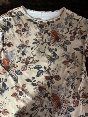 Klänning  - En blommig längre klänning , vet ej vart den är ifrån 