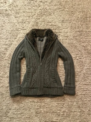 Fodrad cardigan  - Hej jag säljer en otroligt bekväm fodrad cardigan ifrån Pull&Bear. Väldigt fin grå aktig färg perfekt för dig som vill ha en varm och bekväm fodrad cardigan med grym passform. Mitt pris endast 559kr. Skick: 9/10 Inga defekter Storlek M längd:65cm bröstvidd:45cm bottenvidd:45cm ärmlängd: 65cm. Skriv gärna om du vill ha fler bilder eller har frågor!