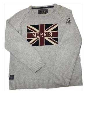 Morris tröja - Eftertraktad tröja i superfint skick, nytvättad och strykt Storlek L, lite slimfit passform Skicka gärna prisförslag om du inte är nöjd med priset. Fråga gärna mig om du har frågor!