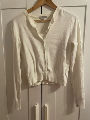 Vit kofta med knappar - Säljer denna super fina vita långärmade koftan som är köpt från HM men sällan använd. Säljs då den har blivit för liten, har inga defekter vad jag kan hitta, skriv vid uppståndelse av frågor💓