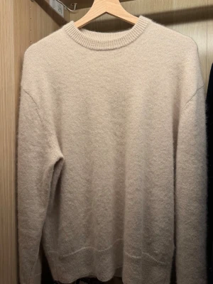 Zara Kashmir tröja   - Mysig beige Kashmir tröja med rund halsringning och ribbade muddar. Långärmad och rak passform.✨