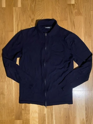 J.Lindeberg zip - En väldigt snygg J.Lindeberg tröja i storlek S med ett nypris på 1800kr. Den är egentligen L i kids size men passar S. 100% marinoull och inga tecken på deefekter. Ifall ni har frågor eller vill ha fler bilder skriv!🤗
