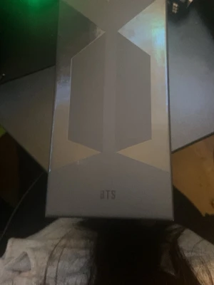 BTS Map of the Soul Light Stick SE - Säljer en BTS Map of the Soul Official Light Stick SE i originalförpackning. Lådan är grå med silverdetaljer och har BTS-loggan samt texten 'MAP OF THE SOUL'. Perfekt för dig som samlar på K-pop merch eller vill ha en snygg ljusstav till konserter. Original pris 928. Sänkt pris pga klister rester från tejp på photo card och light stick boll