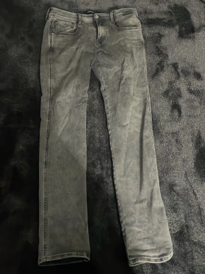 Grå tvättade jeans med raka ben - Säljer ett par grå jeans med tvättad look och raka ben från replay. Använda några gånger men i ett väldigt fint skick