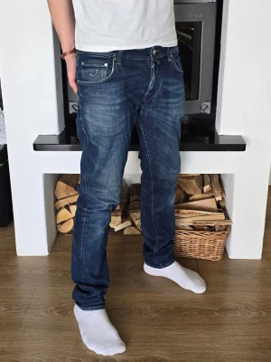 Jacob Cohën jeans - Tvärfeta Jacob Cohën jeans i storlek 32, modell: "Type 622 .C". Lätt de fetaste Cohën jeansen på Plick. De har varit flitigt använda så är lite slitna, men de har fortfarande mycket kvar att ge. Nya kostar de över 5000 kr vilket för mitt pris relativt billigt. De är lagade i fickan men märks inte av när man har på sig dem (vill du ha bilder är det bara att skriva till mig). Jag på bilden är ca 180 cm lång. Undrar du något är det bara att du hör av dig! 😄