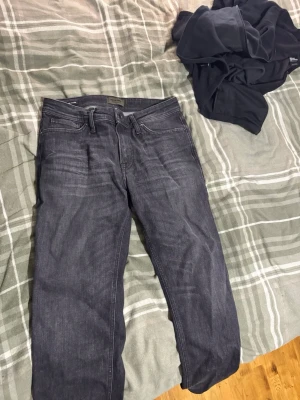 Svart jeans från Jack and Jones  - Säljer ett par jeans från Jack och Jones använda en gång. Modell regular/clark storlek 31 32