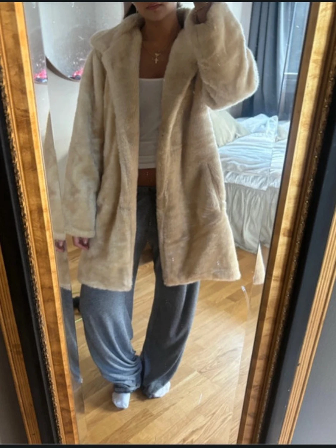 Beige fuskpäls kappa