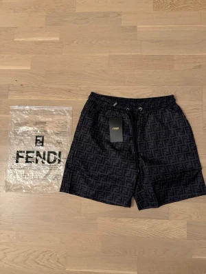 Fendi badbyxor  - Fendi badbyxor/badshorts i storlek L, passar dock S/M, helt nya skriv för frågor 