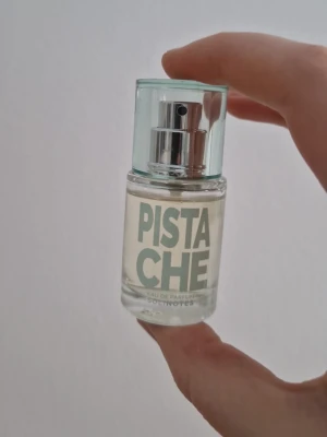 Parfym - Pistache eau de parfum från Solinotes 15 ml. Endast använd två gånger. Luktar sött och varmt. Nypris är 99 kronor
