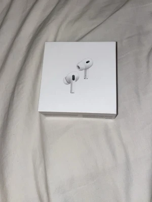Apple AirPods Pro (2nd Gen) USB-C - Säljer ett par vita Apple AirPods Pro (2nd generation) med MagSafe-laddningsetui och USB-C. Trådlösa in-ear hörlurar med stilren design och kompakt laddningsetui. Perfekta för musik, samtal och brusreducering.