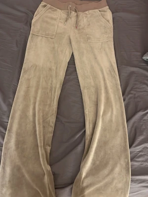 Beige juicy couture sett  - Ett sett från juicy couture med beige färg och skönt material 