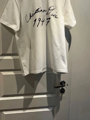 Acne T-shirt  - Tjena, säljer denna stilrena, efterfrågade och helt nya T-shirten från Acne. Riktigt utmärkt kvalitet och väldigt snygg som passar allt. Skriv gärna vid intresse och för mer information! Tveka inte på att skicka bud.