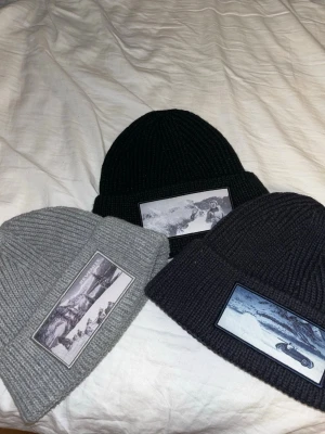 Revenite mössor - Mössor från revenite 3 stycken. Paketpris (3st) 449kr och 200 kr styck. Knappt Använda färg: grå, navy och svart