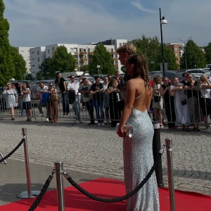 Glittrig silver långklänning - Säljer min fina balklänning från dressroom linne i storlek 34! Klänningen är i en fin isblå färg med djup rygg. Har sytt om klänningen lite längst ner då den var för kort när jag köpte den, men inget som syns utifrån. Saknar några paljetter längst ner på kjolen men inget man lägger märke till när man har på sig klänningen!