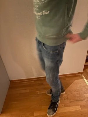 Dondup George jeans - Stilrena Dondup-jeans i modellen George, storlek W30. Klassisk blå tvätt och smal passform som sitter riktigt snyggt.  ⚜️ Märke: Dondup ⚜️ Modell: George ⚜️ Storlek: W30 ⚜️ Färg: Blå ⚜️ Skick: Jättebra skick, inga defekter ⚜️ Passform: Slim fit ⚜️ Modellen på bilden är 177 cm och väger 57 kg  Mått kolla sista bilden (platt mätta): ⚜️ A: 39 cm (midja) ⚜️ B: 73 cm (innerbenslängd) ⚜️ C: 18,5 cm (lår) ⚜️ D: 14 cm (benslut)  Redo att skickas direkt 📦 