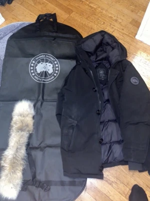 Canada Goose Chateau  -  mitt pris 5500 . Jackan är Äkta och är perfekt för vintern har tröttnat på märkeskläder. Använd 1 vinter, digitalt kvitto finns, pris kan sänkas under snabb affär! Möts upp i Göteborg BARA.