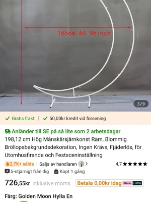 Månskärsformad metallställning 200 cm hög, 165 cm bred - Stor dekorationsställning i form av en månskära, tillverkad i metall och målad i guld. Perfekt som bakgrund för bröllop, fester eller fotograferingar. Höjd ca 200 cm och bredd 165 cm. Kan dekoreras med blommor eller tyg för en personlig touch.