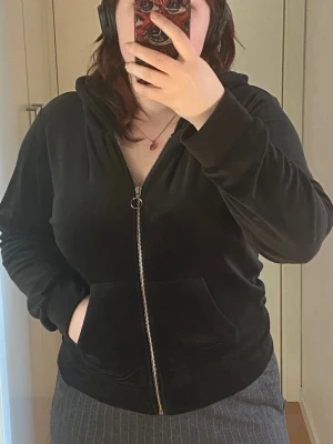 Svart velour hoodie med dragkedja - Mjuk och skön svart hoodie i velour med dragkedja framtill m. fickor. Perfekt för chill dagar. Ganska tunn men mjukt material.