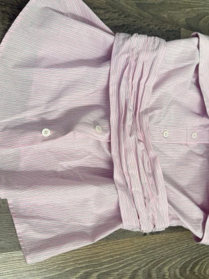 Rosa randig skjorta från Zara - Säljer en rosa skjorta från Zara med tunna vertikala ränder i vitt och mörkblått. 