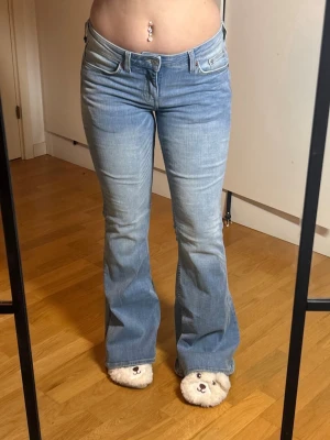 Lågmidjade bootcut flare jeans weekday - Lågmidjade Jeans från weekday. ”katsumi” flare, färgen climb blue. 27/32. Men även stretchiga så kan passa en 28 också. Helt nya med prislapp, nypris 499kr. gick ej att skicka tillbaka så säljer här.  Innerbenslängd: 81 midjemått: 39 stretch till 42 Köp sker via köp nu, jag postar inom 24h. Kvar tills markerad såld 