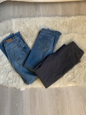 Olika byxor  - Säljer två par jeans och ett par kostymbyxor, skicka iväg ett meddelande om ni vill kolla närmare på något par! 💗Säljer för 50kr/st