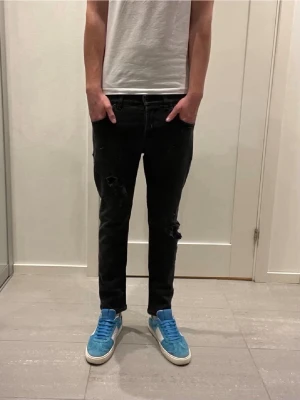 DONDUP jeans med slitningar - Feta dondups jeans med slitningar skriv dm om ni undrar något!