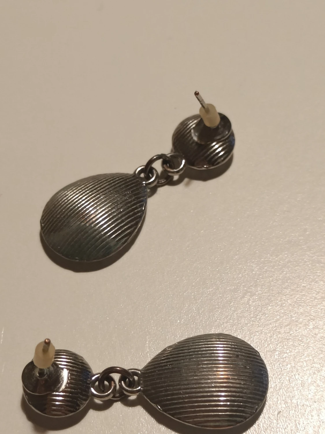 Silvriga droppformade örhängen - 2