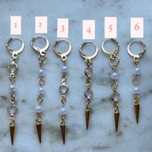 Guld örhängen  - Mina handgjorda guld örhängen, de finns i olika designers och längder så bara skriv innan vilka du är intresserad av. Dem står i nummer, man kan även köpa par och enskilt!💘💘🌟 par : 99 kr | enskillt : 60 kr 