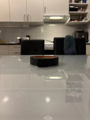 Svart bälte med monogram - Snyggt svart bälte med det klassiska monogrammet i ett diskret mönster. Bältet har en stilren design och är gjort i skinn med en mörk finish. Perfekt accessoar för att lyfta vilken outfit som helst. Allt i bilden är kommer med! Tveka inte att höra av er vid frågor eller funderingar🤗