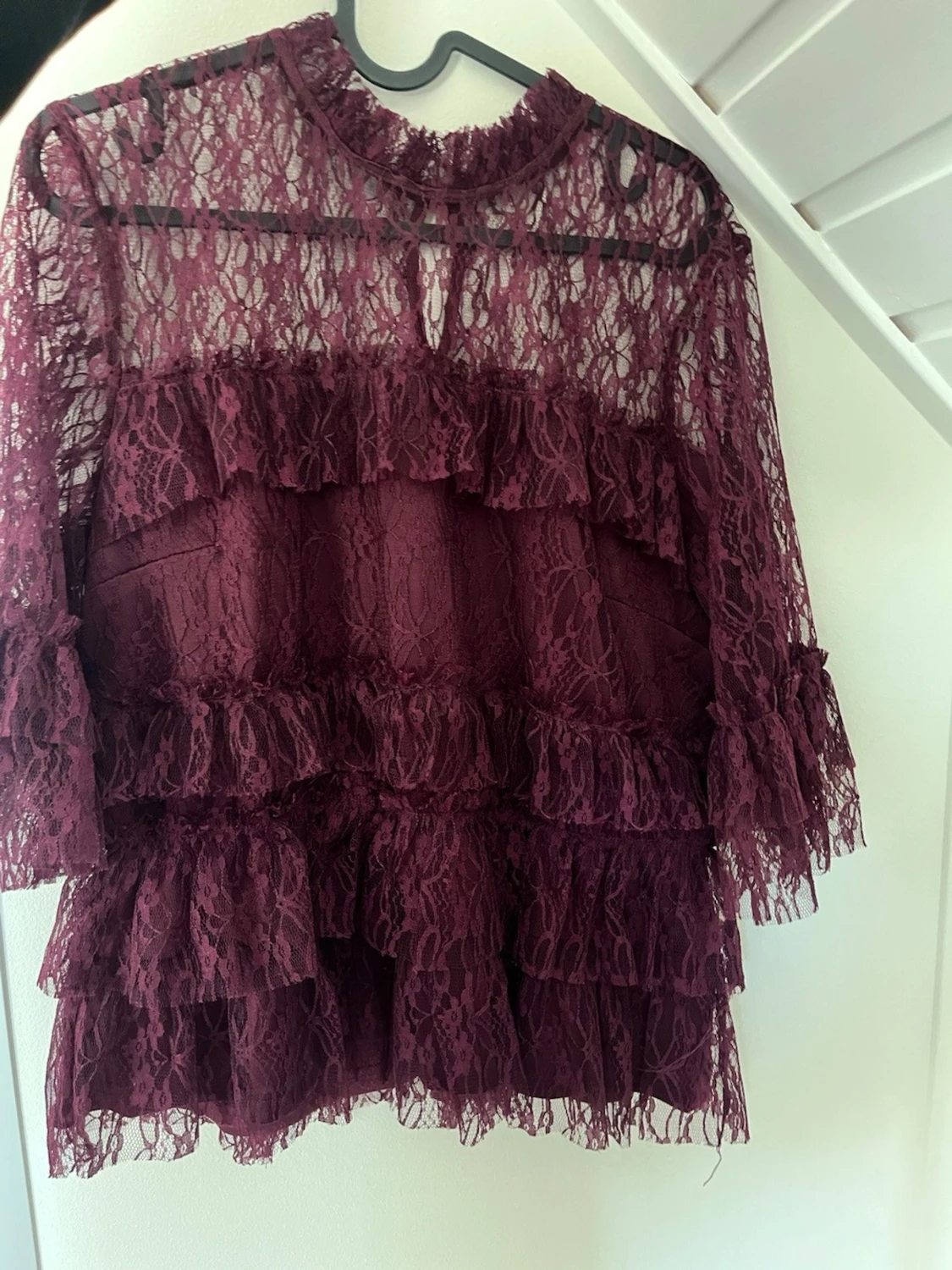 Vinröd spetsblus med volanger - 1