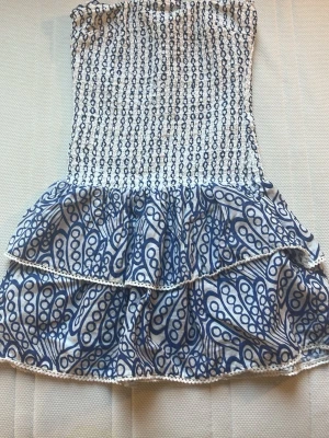 Gina tricot blå klänning - Blå somrig klänning från Gina tricot. I storlek 134/140. Jag är 164 cm lång och den är lite för kort för mig att ha på den. Men om man är 160 cm lång eller mindre går det bra.