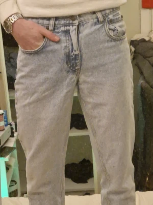 Ljusblå cheap monday Jeans - Säljer ett par ljusblå mom jeans med hög midja och raka ben. Jeansen har klassisk femficksdesign och är gjorda i ett slitstarkt bomullstyg. Perfekta för en avslappnad och trendig look.