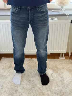 Blå raka jeans med tvättade detaljer - Säljer ett par klassiska blå jeans med raka ben och snygga tvättade detaljer. Jeansen har fem fickor, normal midja och kontrastsömmar. Perfekta för en avslappnad och stilren look. Priset är inte hugget i sten!💎✅