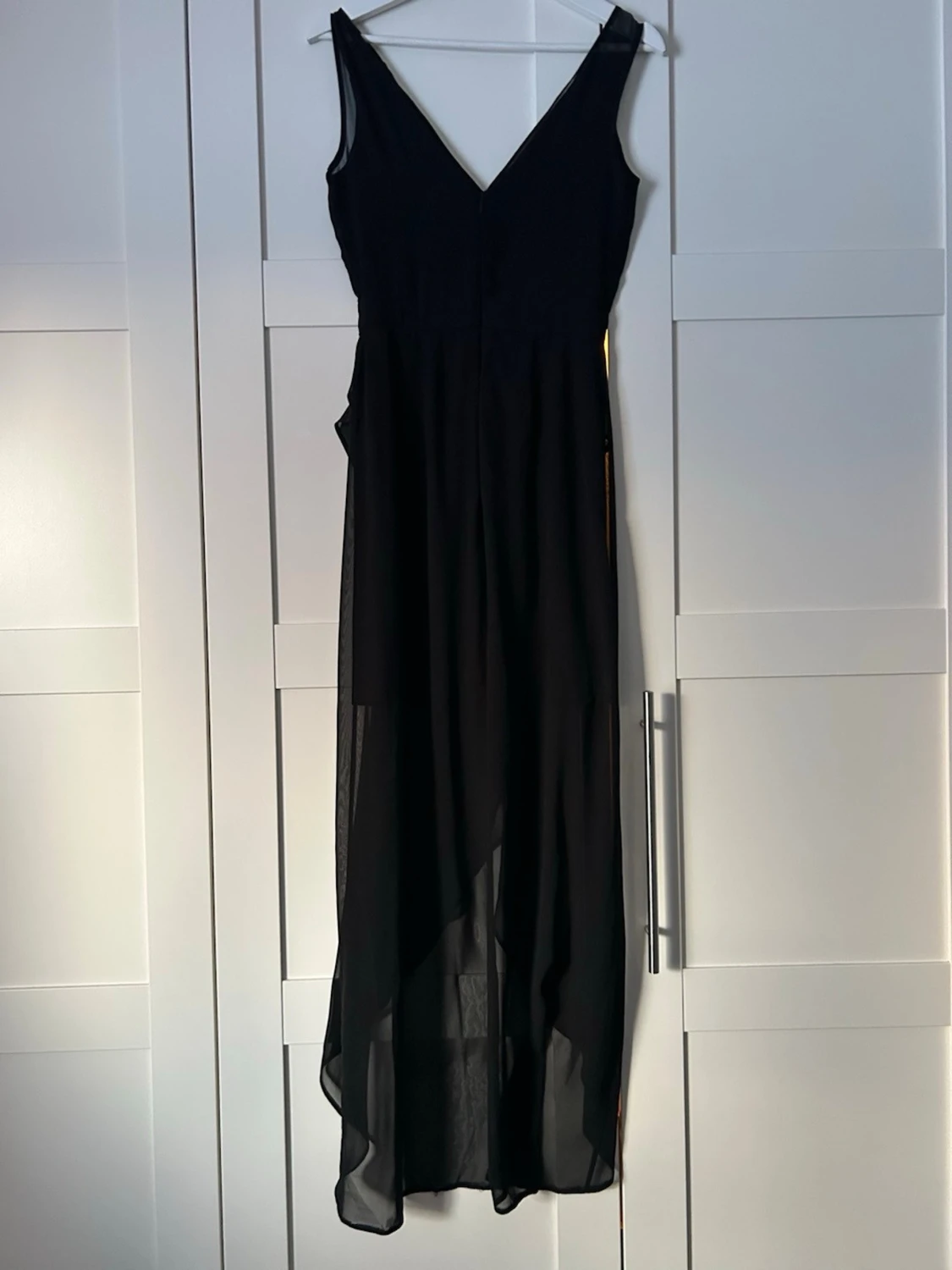 Svart långklänning med pärldetaljer - 1