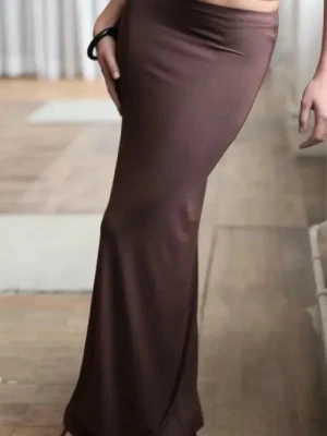 brun långkjol - ny med prislapp! så fin men kommer inte till användning  🤎