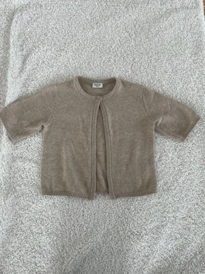 Beige kortärmad kofta från Kappahl - Jätte fin  beige kofta från kapphal !💖 inga synliga märken, lite nopprig men annars super fin att ha till vardagen eller om man vill klä upp sig lite 🤩💖