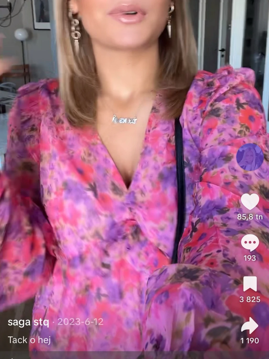 Blommig volangblus bikbok