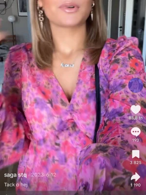 Blommig volangblus bikbok  - Assnygg volangblus ifrån bik bok som saga stq även har! Använd ett fåtal gånger väldigt sparsamt💘